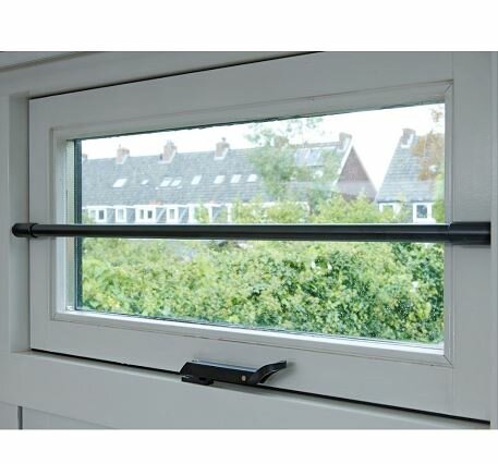 Een rechthoekig wit raam met een horizontale barrierestang