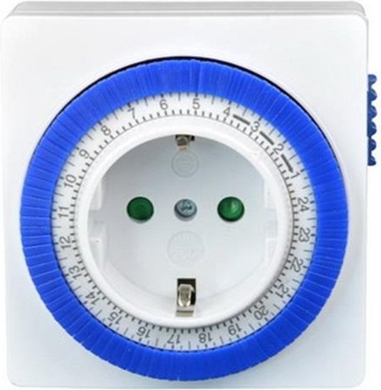 Een blauw en wit stopcontact waarmee je tijden in kan stellen.